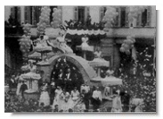 Sfilata dei carri della festa dell'uva - foto in bianco e nero